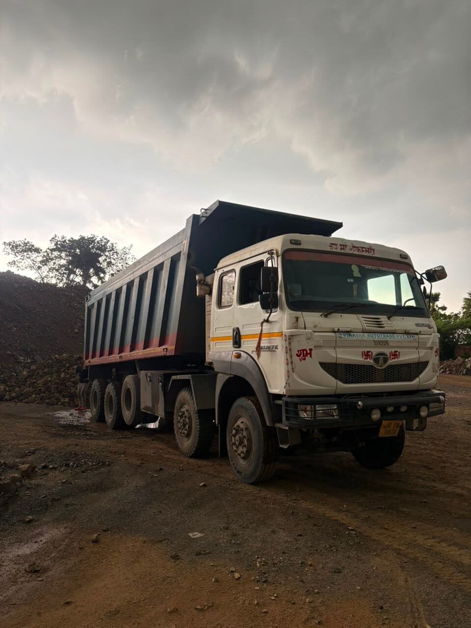 Best Condition 16wheeler TATA Tipper with 90% nylon tyre 2023 model 